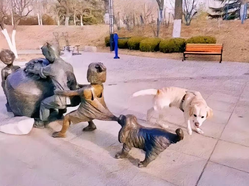 看看这个雕像多逼真，连二狗子都当真了