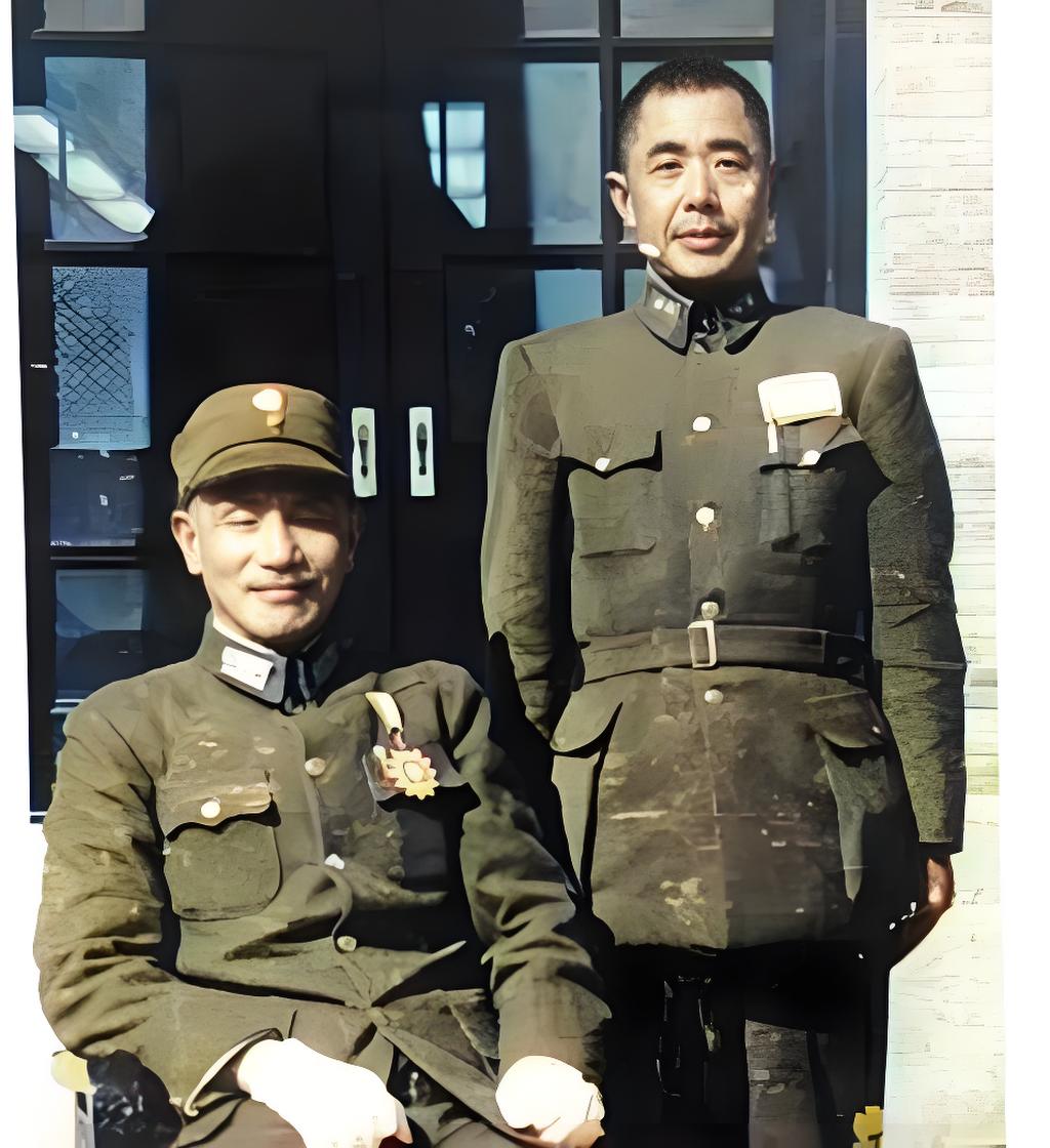 1946年3月，南京，蒋介石与他的爱将陈明仁的罕见合影照。
