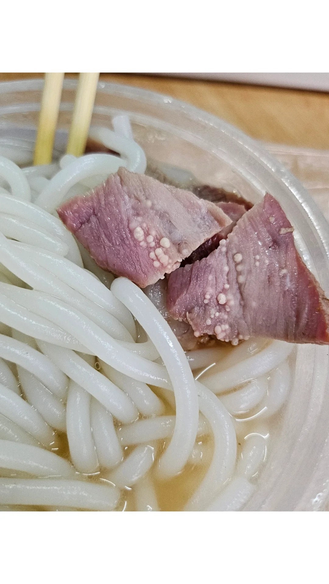 叉烧这样子正常吗
点了份早餐，然后其中两块叉烧上面有一粒一粒的，这正常吗不太敢吃