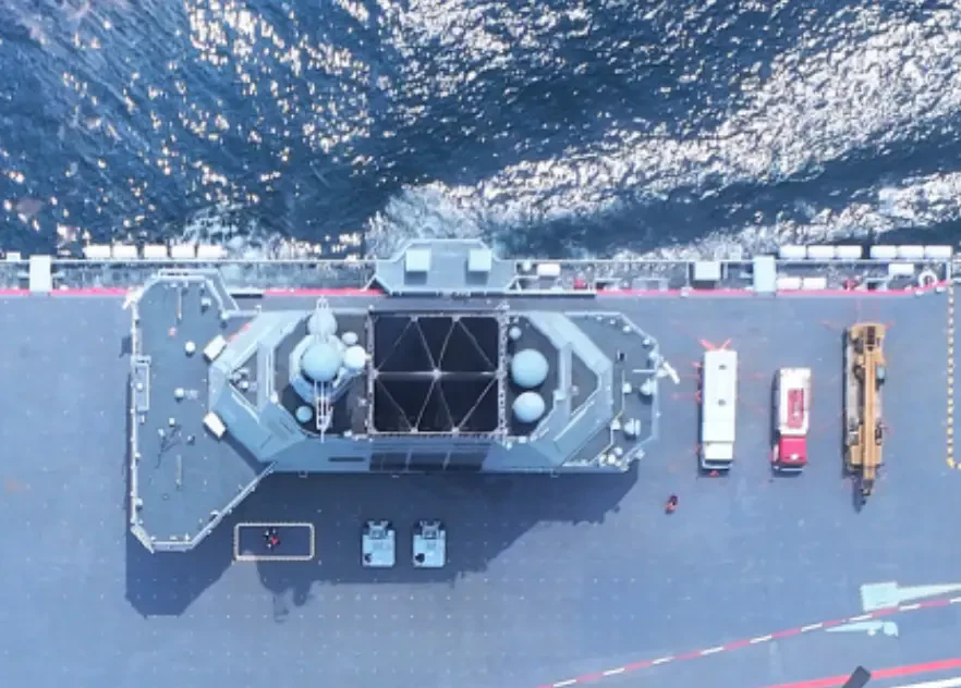 亮点不在烟囱，毕竟都知道是常规动力了，有这么个大烟囱不奇怪！亮点在于这两台巨大的