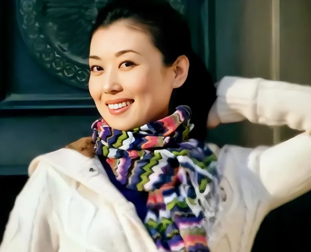 她，身高170厘米，来自吉林省吉林市，毕业于吉林大学，是中央电视台四套节目的当家