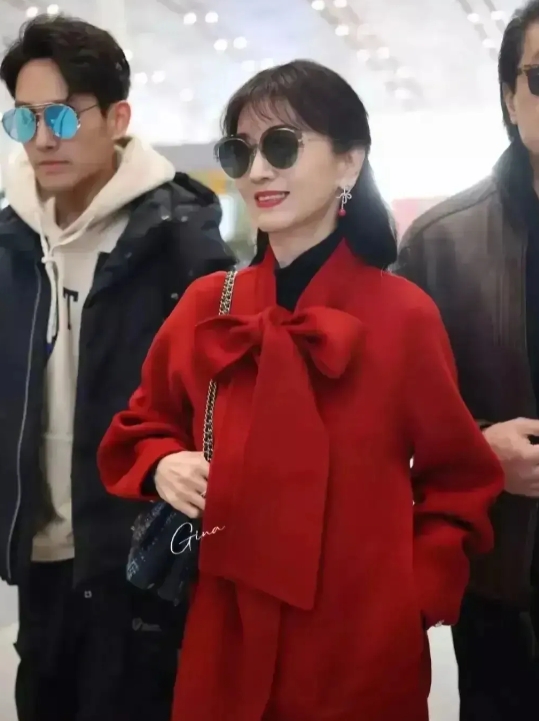 春晚表演完节目后身着一袭红色大衣的赵雅芝在老公与小儿子左拥右护下启程回家！

赵