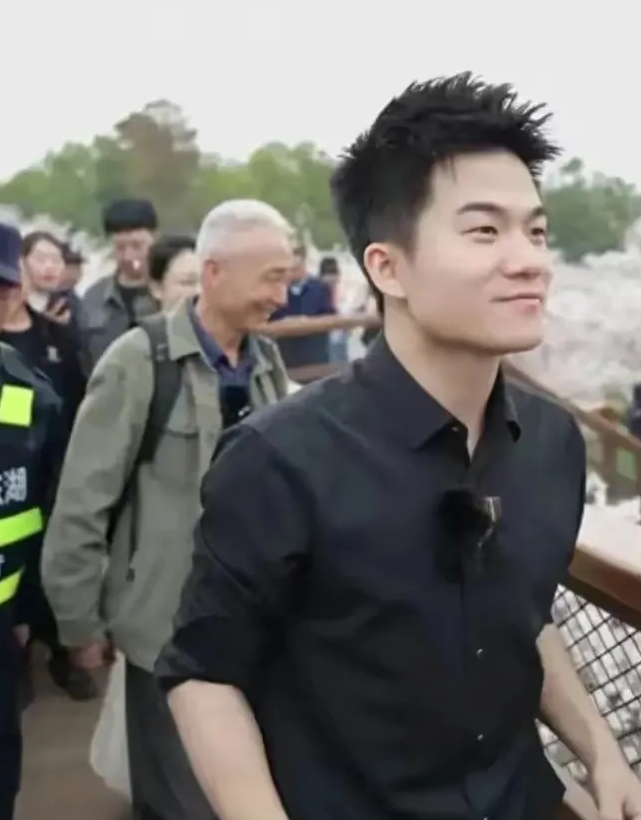 我不是董宇辉的粉丝，但是我也替他说句公道话:排场大不大跟他没有一毛钱关系，只能说