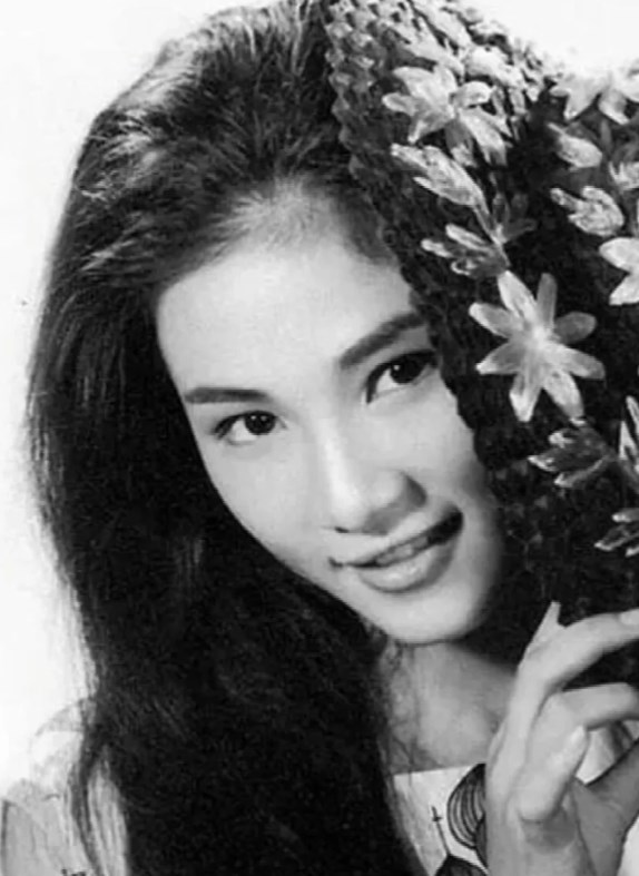 演员郑佩佩去世，佩佩老师一路走好🙏🙏
7月19日，据导演胡雪桦、主持人曹可凡