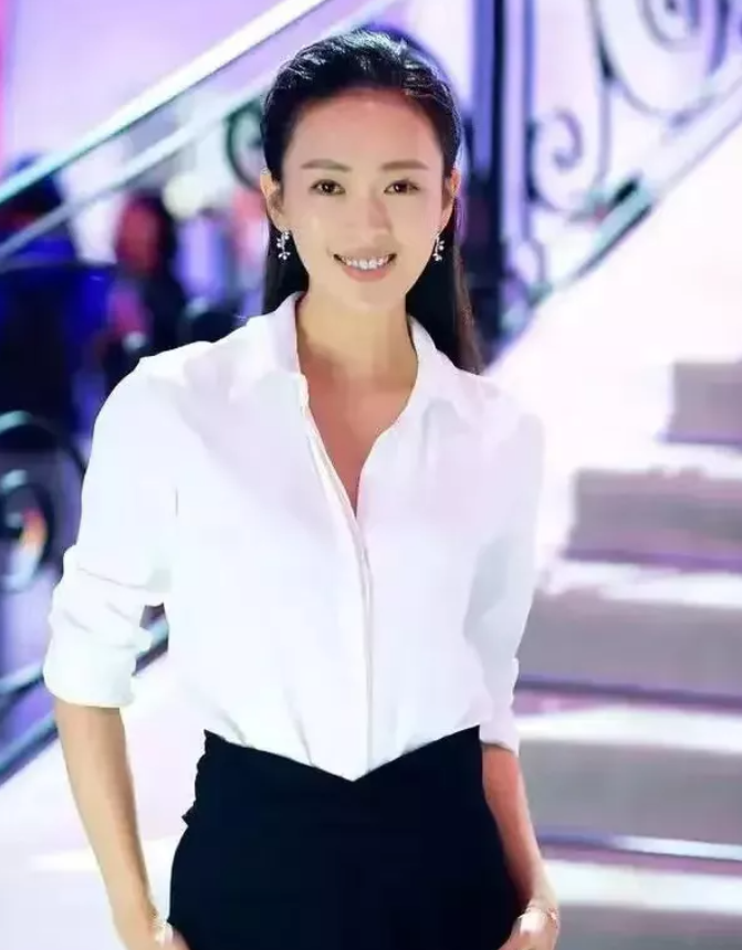 当年，张国立的儿子张默在中戏门口殴打自己的女朋友童瑶，18岁的童谣跪地求饶，说：