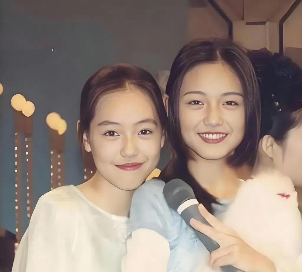 姐妹俩年轻时同框的画面真是让人感慨万千！
翻出那张陈年合影，谁还没被大S小S姐妹