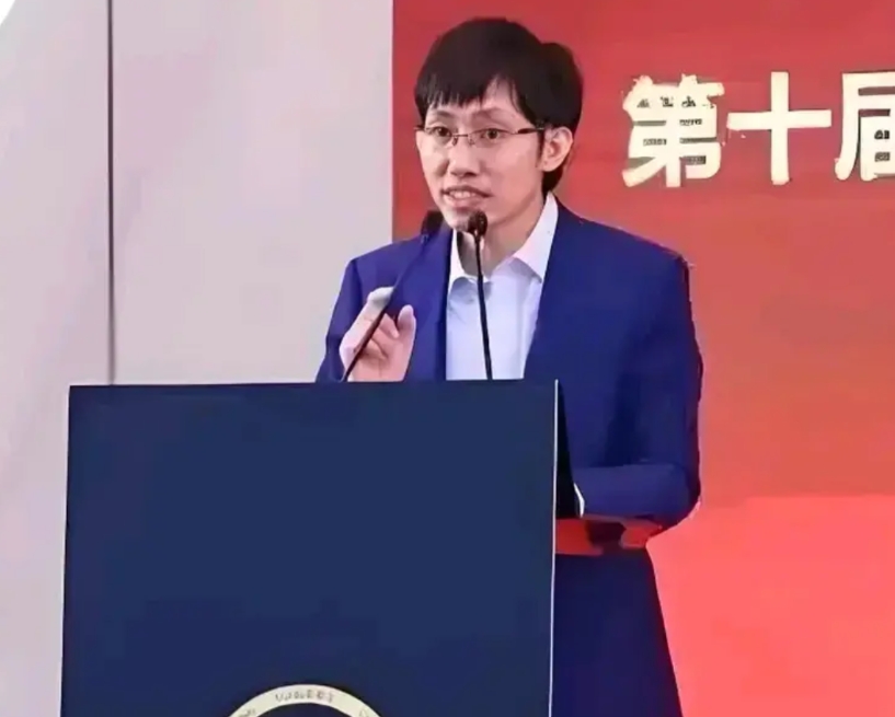 今年过年，梁文锋彻底火了。

他回湛江老家过年，不仅有特警护送，还有贴身保镖随时