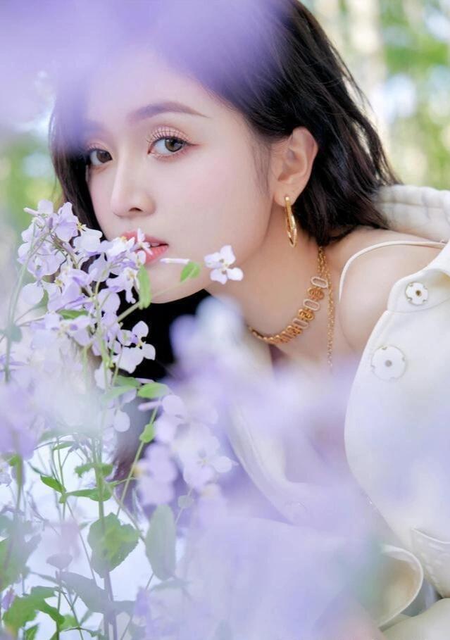 吴宣仪愚人节恋情瓜引热议，网友猜测不断