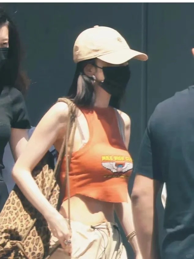 追幂姐4年学会漏出内衣也无所谓……
很多女生包括我在内之前都会觉得肩带露在外面很