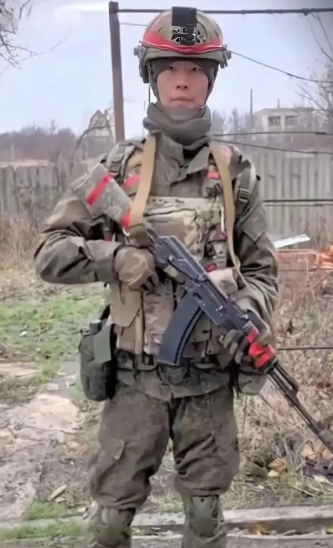 朝鲜战士现身于乌克兰战场，配备令人讶异的装备。他们身着厚重的防弹背心，这是其防御