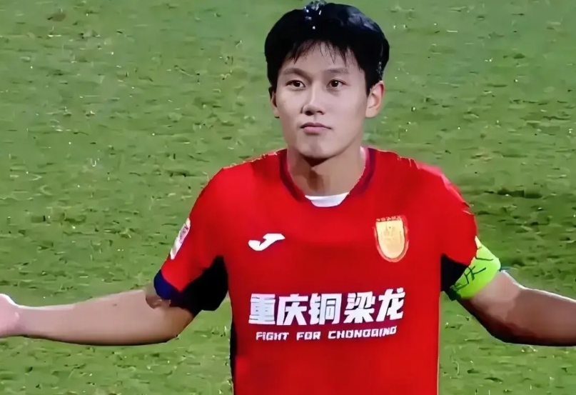 要不了几年，全国球迷都会羡慕重庆足球终于有了自己的球王。

重庆铜梁龙使用向余望