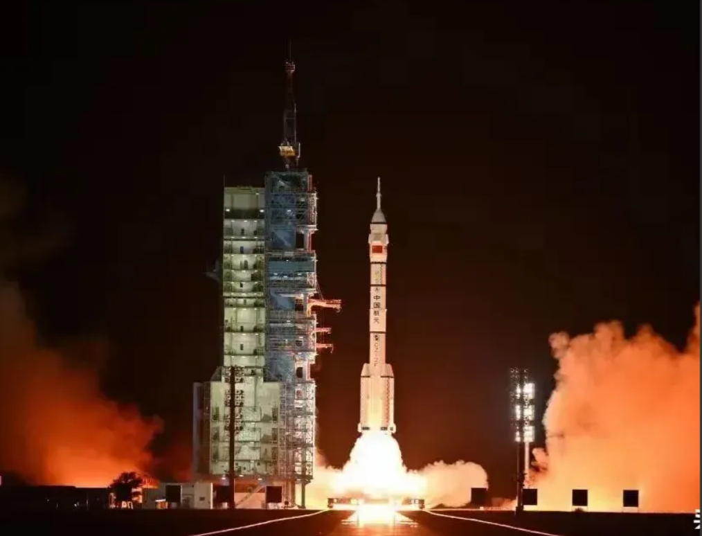 朝鲜发射了一枚洲际导弹，据称飞行高度7000千米，我国的天宫空间站高度大概距离地