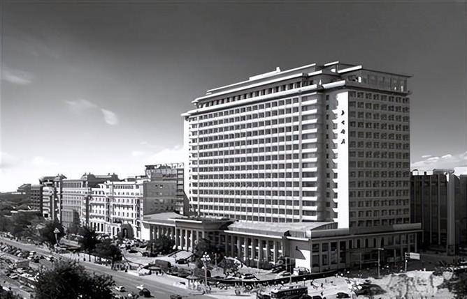 1973年北京饭店建到14层，危及中南海安全，汪东兴细心及时发觉
1971年10