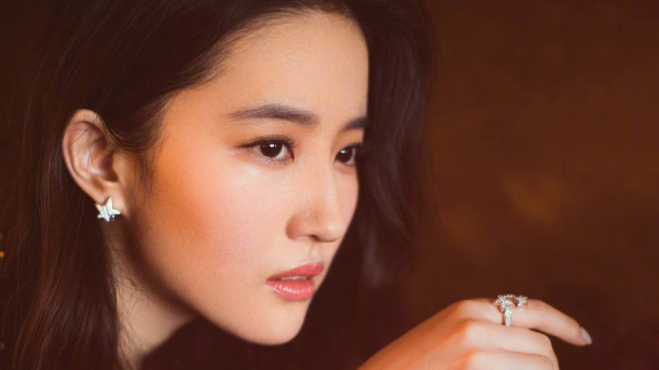 仙气褪去，锋芒尽显：刘亦菲的清醒人生与银幕突围