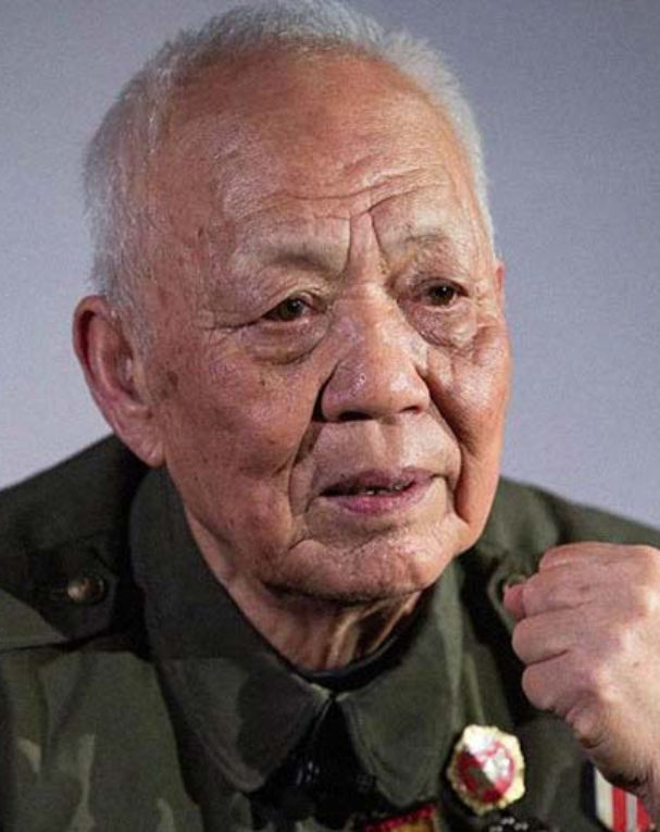 1952年上甘岭，180多个美国大兵发起冲锋，可守阵地的只剩下一个新兵蛋子，惊慌