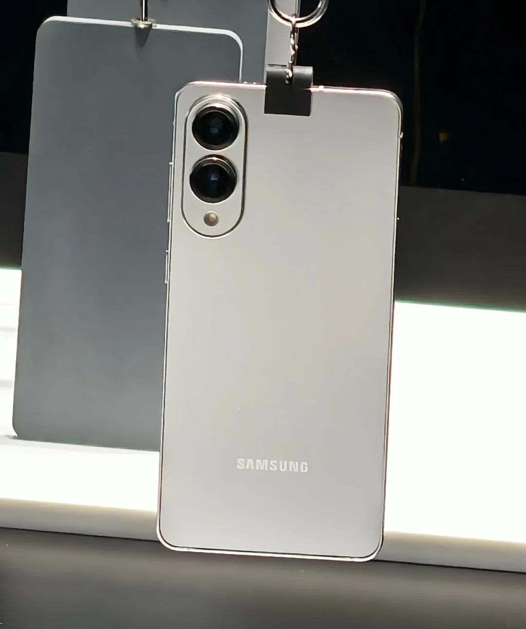 我还以为是iPhone17发布了，其实是三星S25 edge，这个质感还是非常不