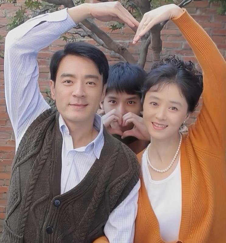 蒋欣漂亮，人又真实不做作，特别喜欢这个女孩子的真性情。
 
很有个性，演技也很好