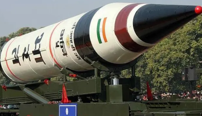 印度军舰干翻一艘船的精确程度，比印度导弹的准头都还强！
据印度媒体近日报道，印度