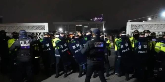 驳回！
尹锡悦“逮捕令”异议申请被正式驳回！
本月5日消息，2日时候，尹锡悦的律