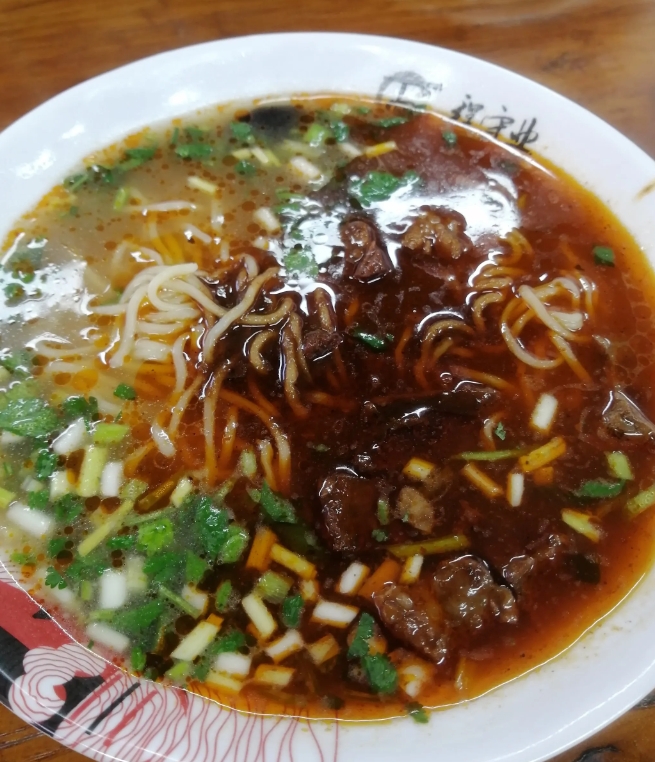 回了老家，每天都想吃老家的特色美食。
今天去了新开业的一家面馆，这样一碗酱香牛肉