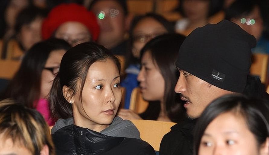 2011年，39岁的黄志忠爱上了柯蓝，为了和她在一起，不惜抛弃了结婚13年的妻子