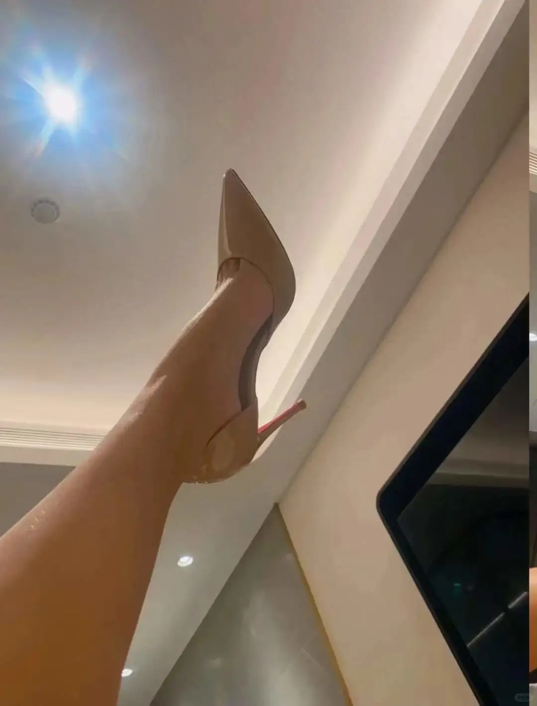 真的有人生完宝宝不长胖吗😭
这双鞋子是生宝宝前我超喜欢到一双高跟鞋
这也是生完