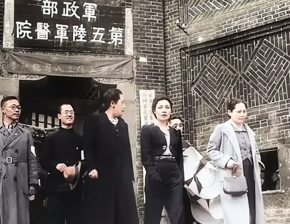 这是宋氏三姐妹在重庆第五陆军医院慰问伤兵时的一张老照片，拍摄于1940年，并非演
