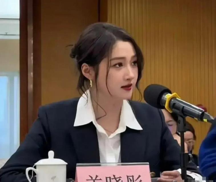 关晓彤的体制内打扮和宋佳一比，差距还是挺明显的