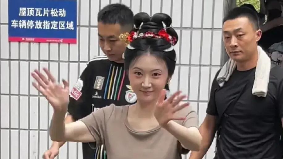 景甜：舞台上的璀璨星光，生活中的亲民偶像