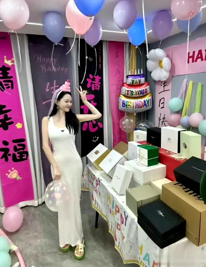 陈乔恩不是嫁了一个富二代老公吗？
为啥45岁生日趴这么潦草敷衍，礼物也不是很贵重
