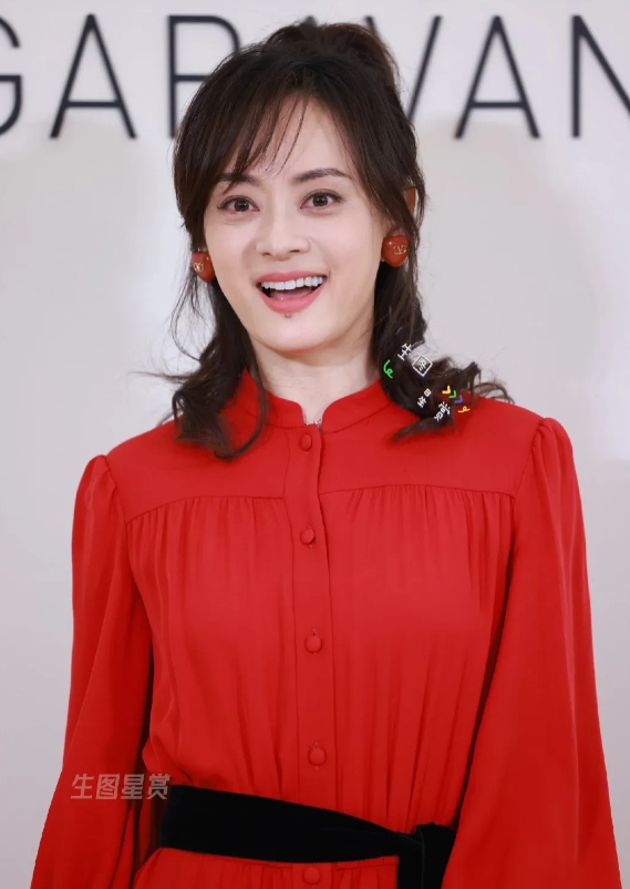 不得不夸
嬛嬛真绝色
42岁的她，参加活动一身红色裙子太美了，甚至把一同的蔡依林