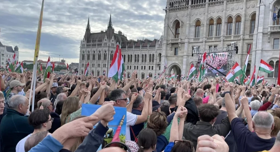 欧洲亲华总理遇到大麻烦，被数万反对派逼着辞职，4月6日，对中国持友好态度的匈牙利