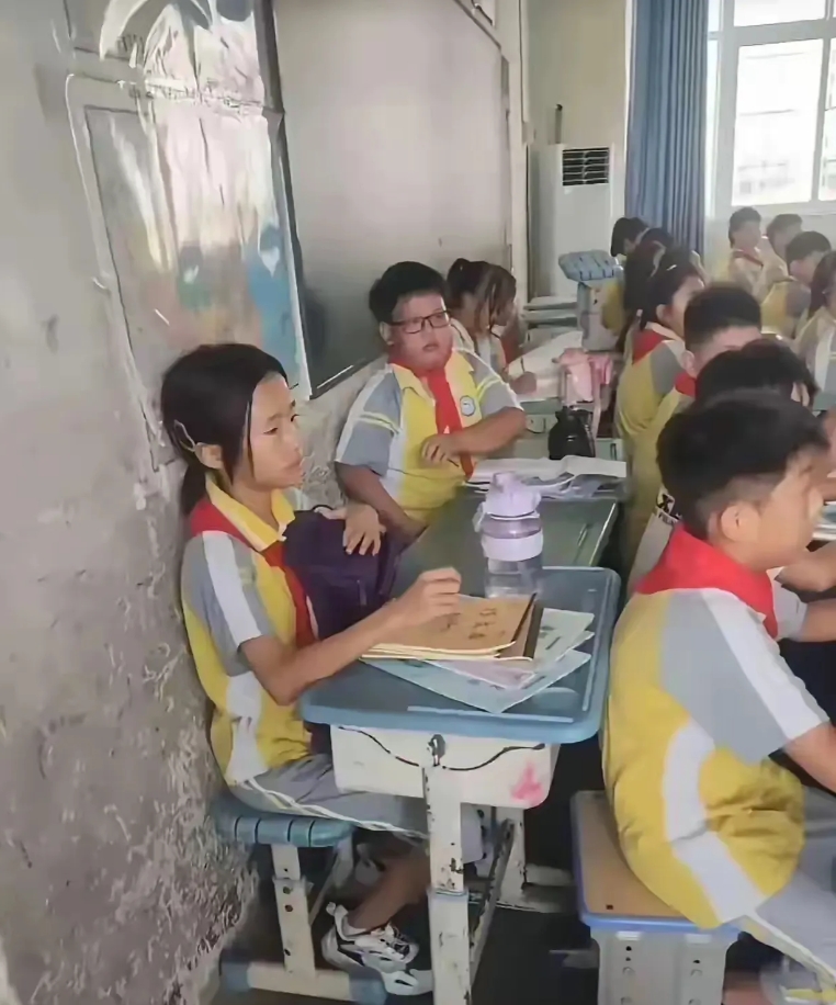 在学校最后一排的学习学生，是老师放弃的学生吗？