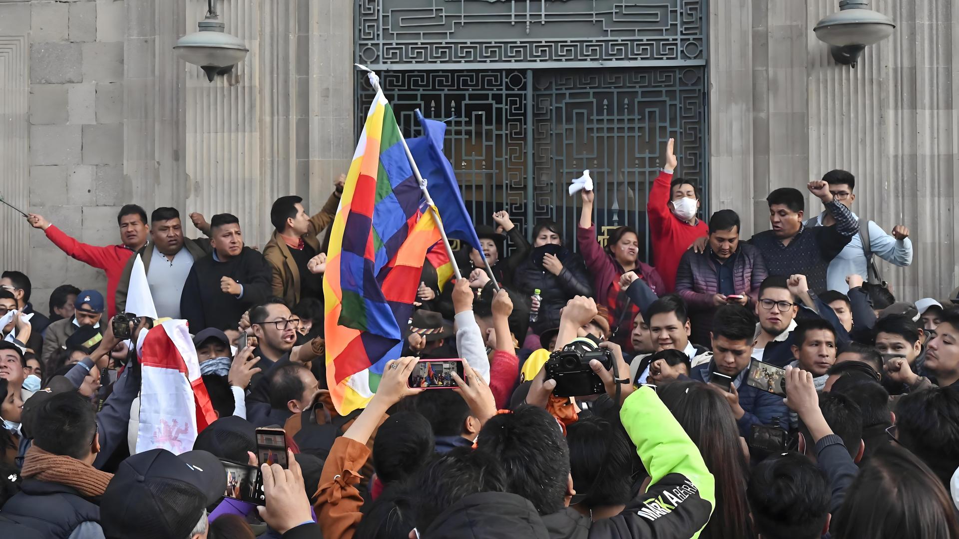 玻利维亚政变风云：总统换司令稳局势