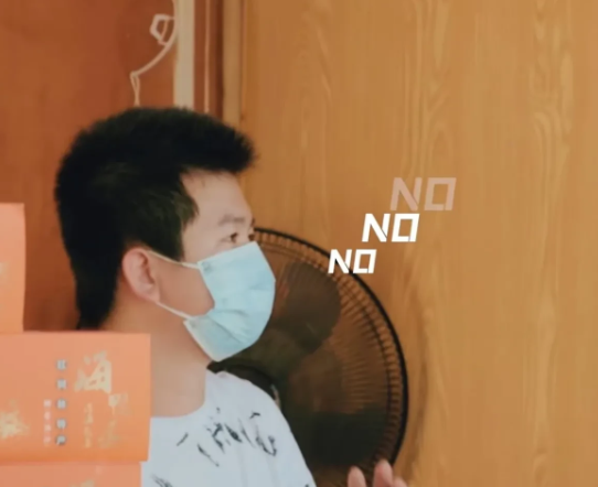 潘玮柏盯着摊子前的虾饼问着:“我可不可以就是打工，然后换取可以吃虾饼？”

员工