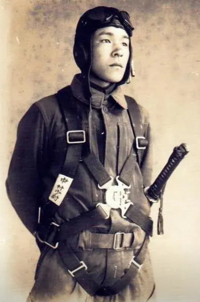 照片中这名鬼子飞行员，在1944年执行任务时，因战机突发故障，在山东昌邑县郊外坠