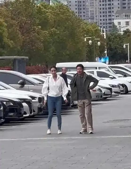 撒贝宁王鸥现身福州，引发热议。两位知名艺人低调现身，参加某活动录制。现场粉丝热情