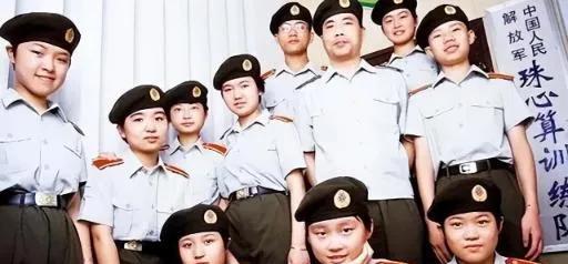2005，内蒙古1对夫妻，因忙着开饭馆，就把4岁的女儿送到幼儿园。谁料，就是这一