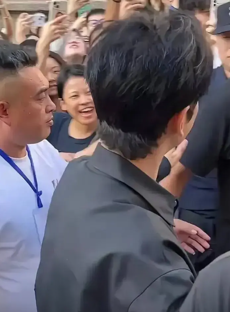 看了黄晓明才发现，一个男人能自然的老去是多么幸运的一件事情。

快要五十岁的黄晓