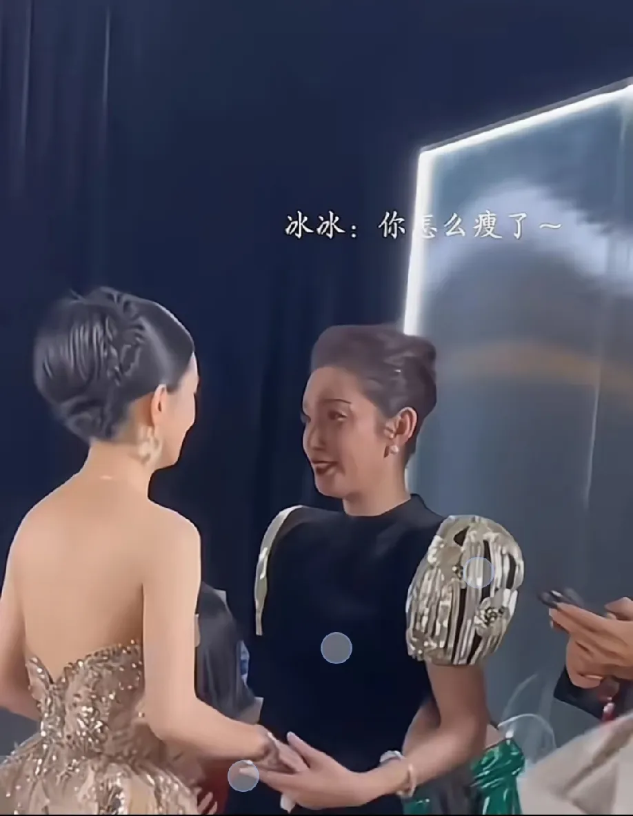 微博之夜上，李冰冰拉着赵丽颖的手亲热的说，你咋瘦了？赵丽颖指了指她身旁的黄晓明说