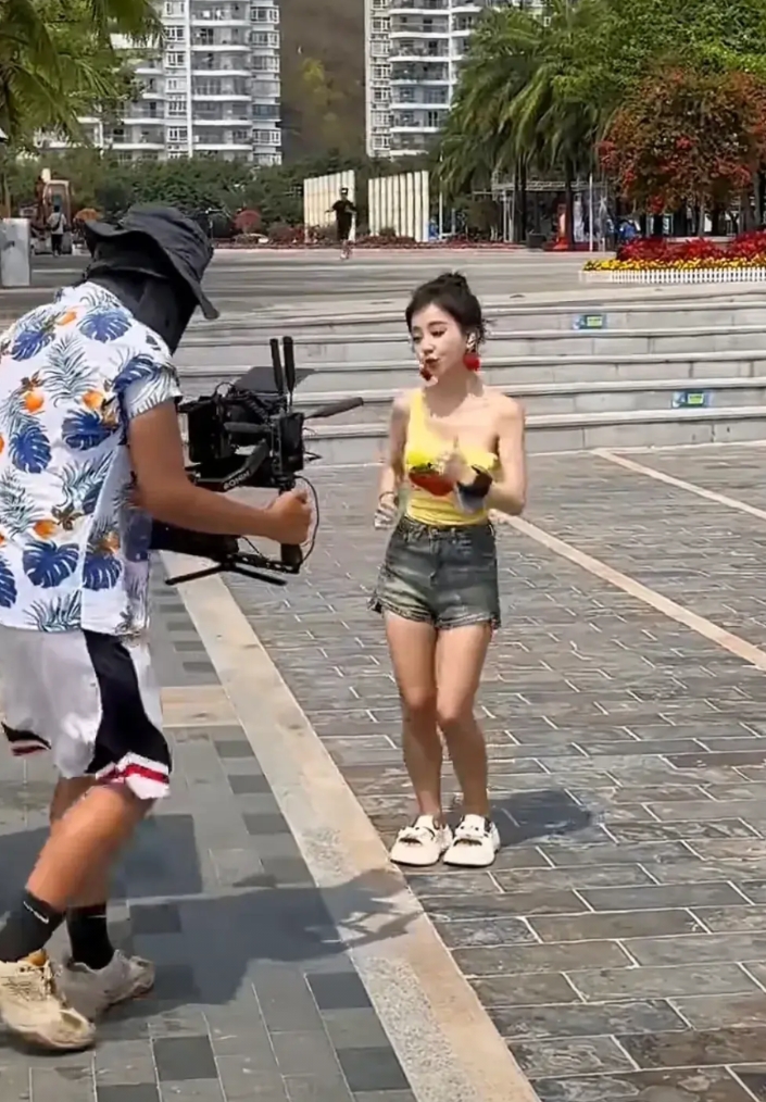 冯提莫当年也算头部网红
现在怎么突然就不红了？
看她没P过没美颜的视频
简直比路