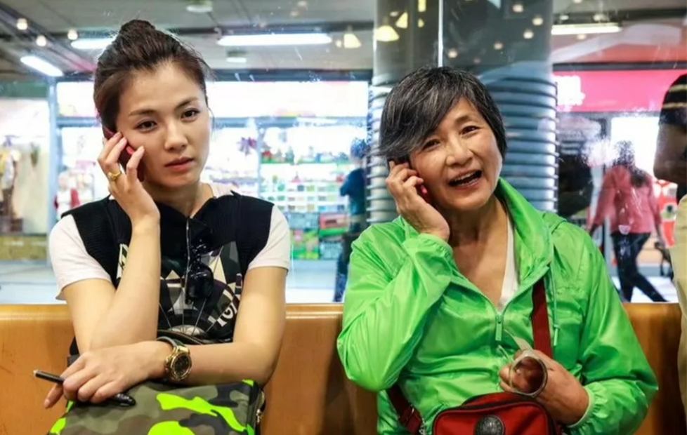 郑佩佩去世！曾赠字给刘涛：岂能尽如人意，但求不愧我心。
佩妈身体今年一直不太好，