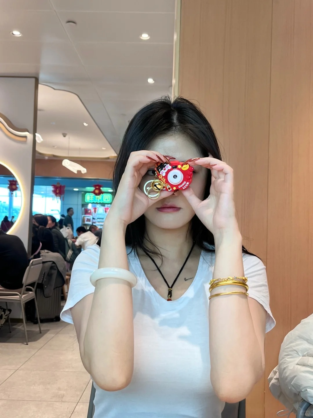 急死我了，有人觉得戴金镯玉镯很老土
怎么还有人觉得金镯和玉镯老气啊