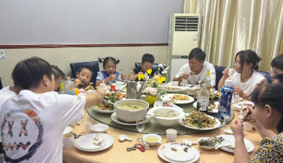 老公第一次来我家吃饭，我爹很不热情，冷冷的问；你了解我家姑娘么？这二憨机灵的说；