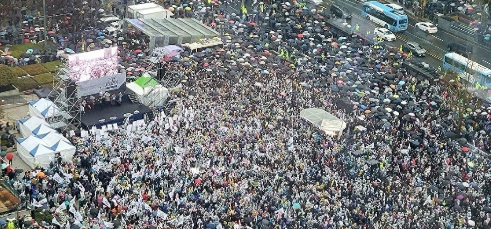 韩国釜上万名民众，冒雨聚集，要求释放被拘留的韩国前总统尹锡悦。不要以为韩国民众有