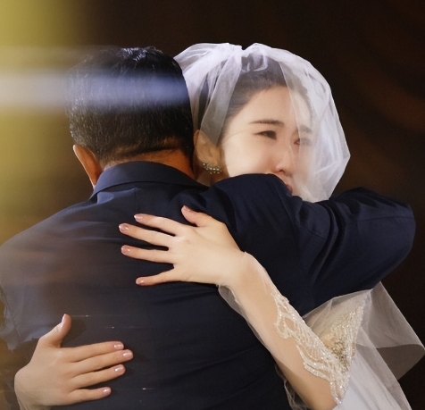 姚政当爸啦！12 月 4 日，姚政的宝贝儿子出生，比预产期晚一天。5 日凌晨，他