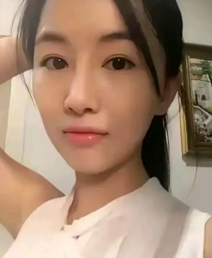 千不该万不该，翟欣欣踢到了这三块甲板：

1、苏享茂：他看似文文弱弱，对翟欣欣言