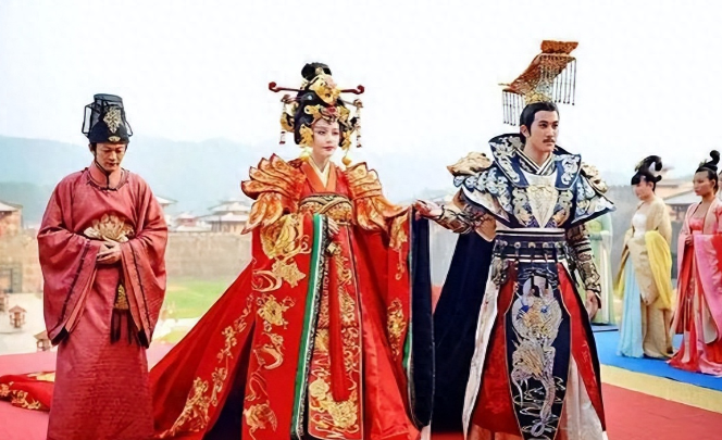 古人的衣服托在地上很长，他们不怕衣服弄脏吗？