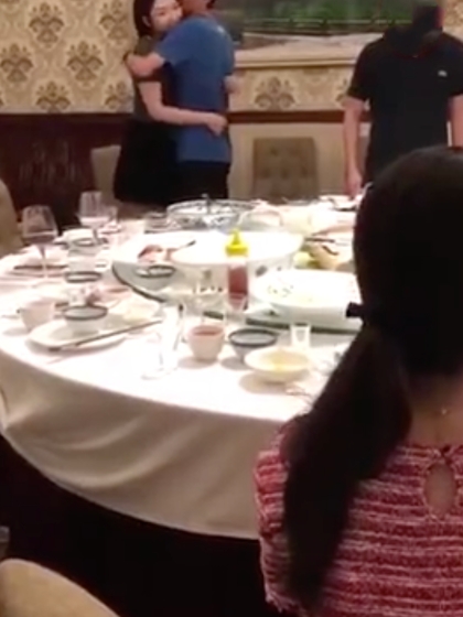 方正证券，那个女的和男领导在聚会中，旁边还有男男女女，他们两个就亲亲我我，旁若无