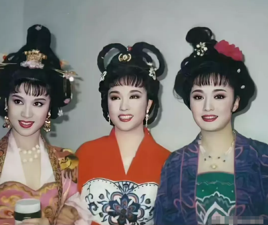 毛戈平的化妆术最大的特点是千人一面，把所有的人都化成“一个模子”里扣出来的。也亏